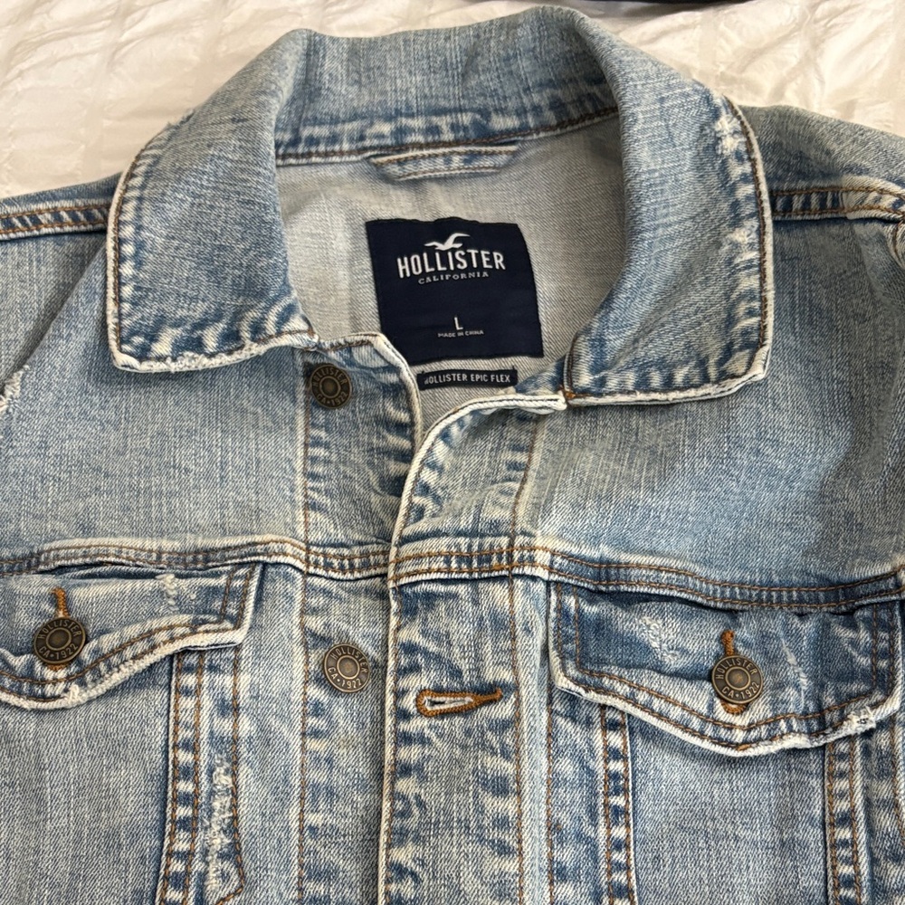 Hollister Women’s cropped Blue Denim Jacket
